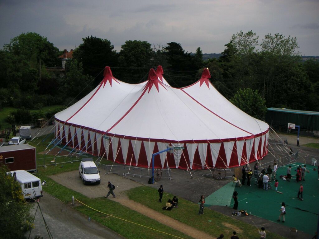 Location de chapiteau de cirque Nuits Toilées 4 mâts - 25x35m -750m²