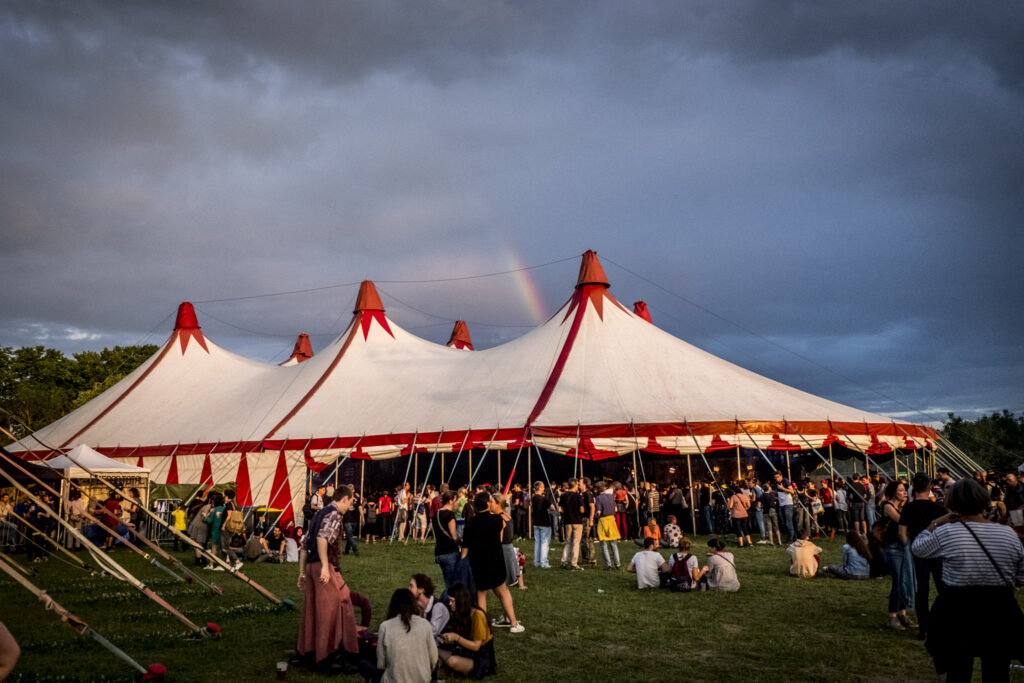 Location de chapiteau de cirque Nuits Toilées 6 mâts - 25x45m - 1000m²