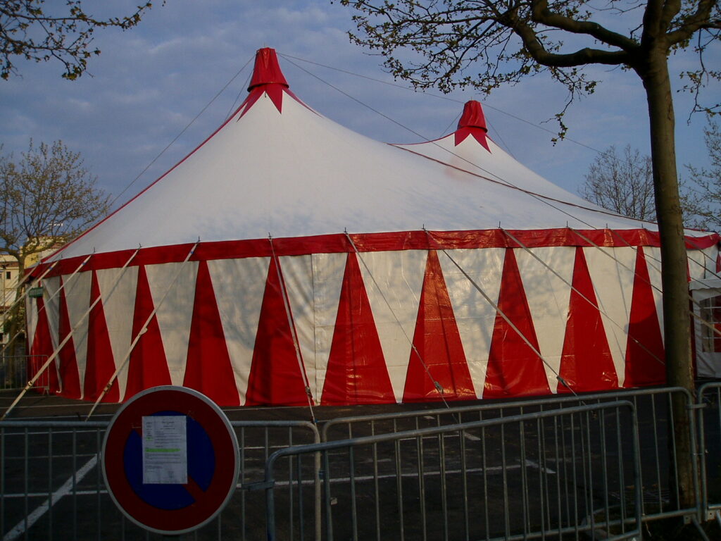 location de chapiteau de cirque Nuits Toilées- 2 mâts 25m de diamètre - 500m²